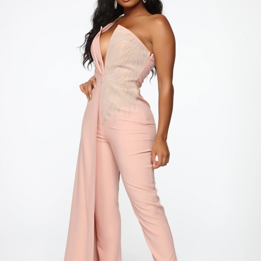 Fashion Nova jumper...size Medium fits like a 6...worn 1 time for baby shower.
